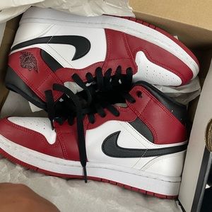 i’m selling jordans 1 Chicago Mid - i only Wore it once